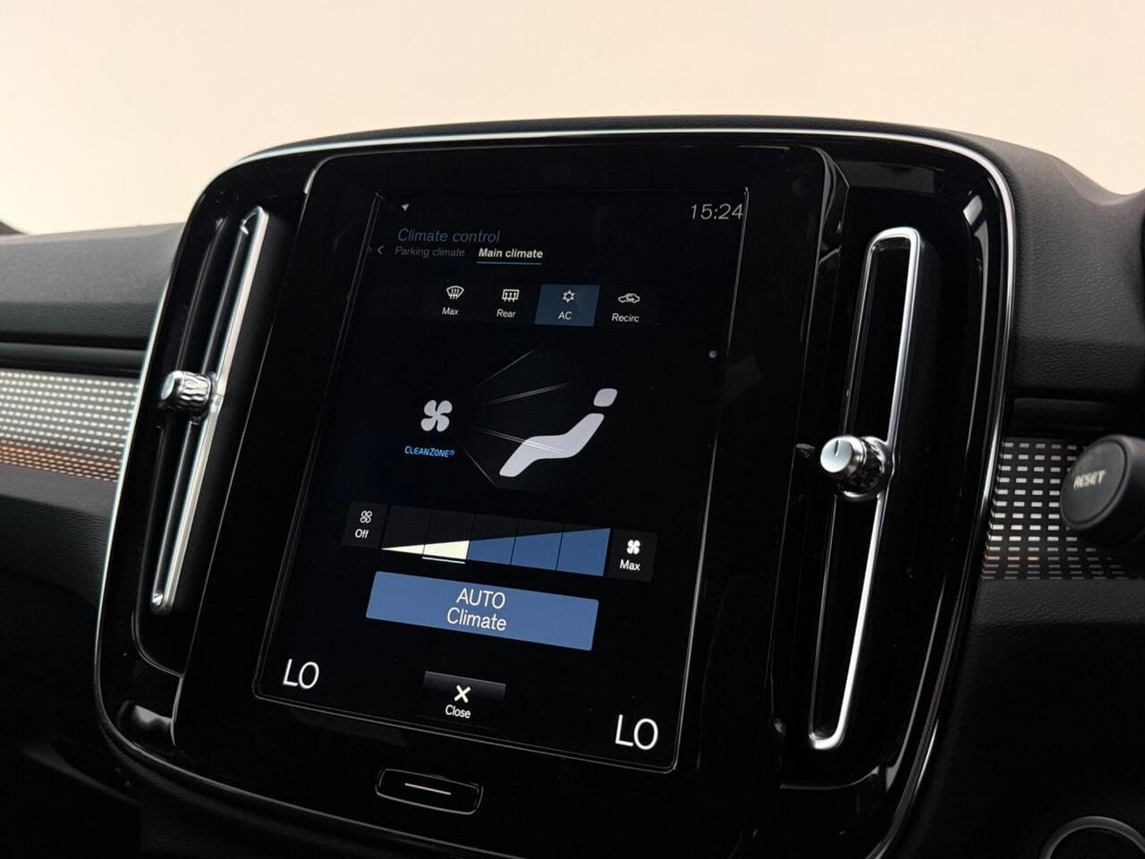 Volvo XC40 thumbnail Infotainment System