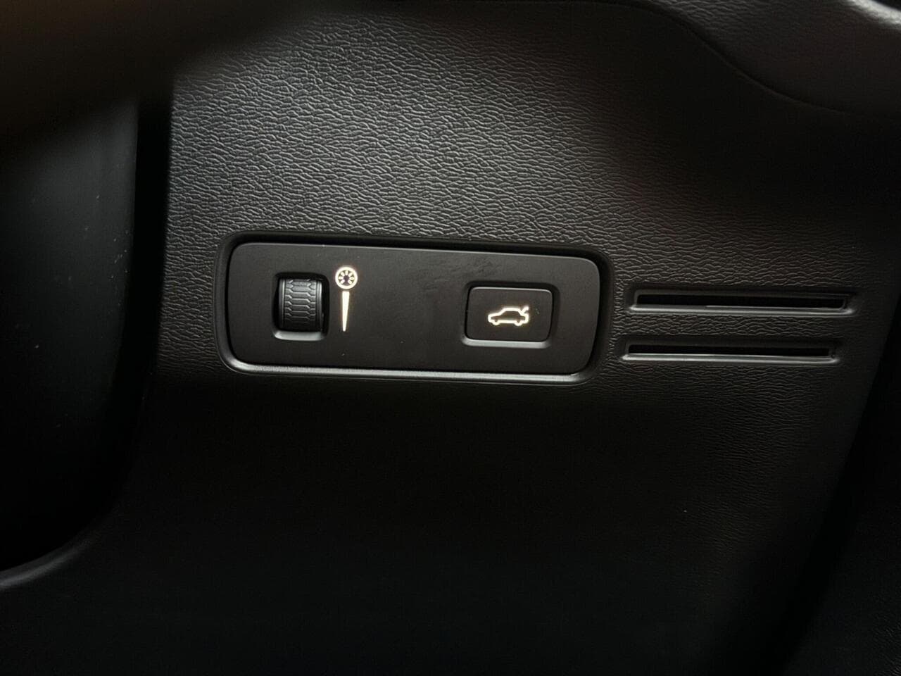 Volvo XC40 thumbnail Misc Controls