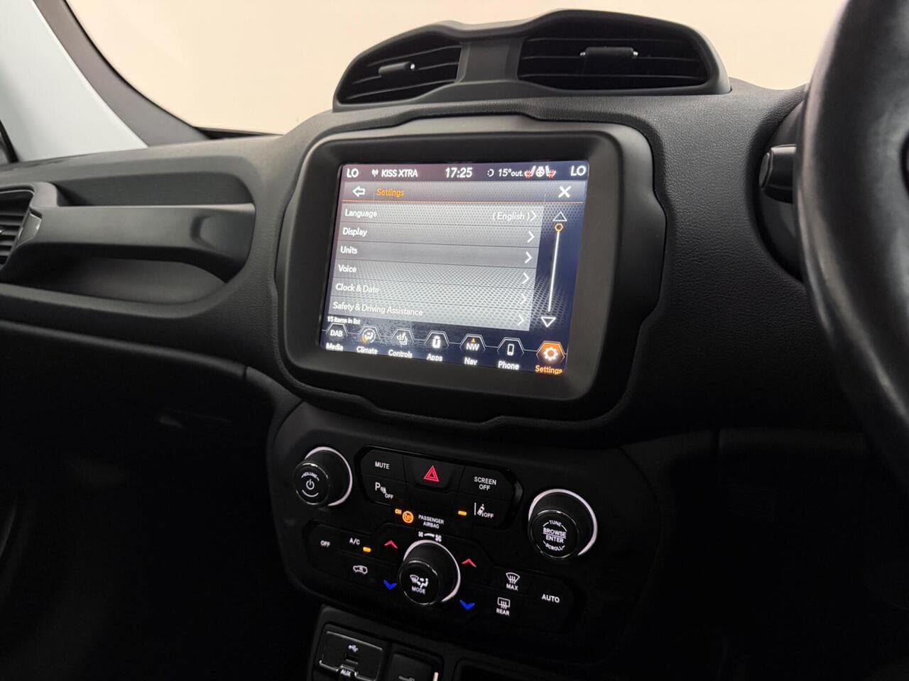 Jeep Renegade thumbnail Infotainment System