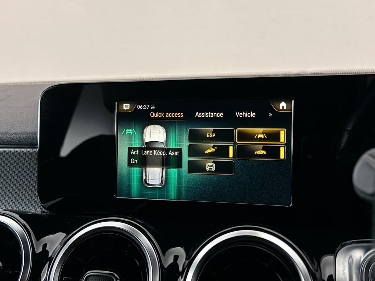 Mercedes-Benz GLB thumbnail Infotainment System