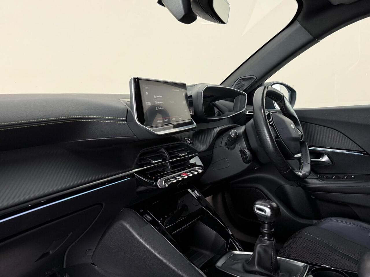 Peugeot 2008 thumbnail Interior Front