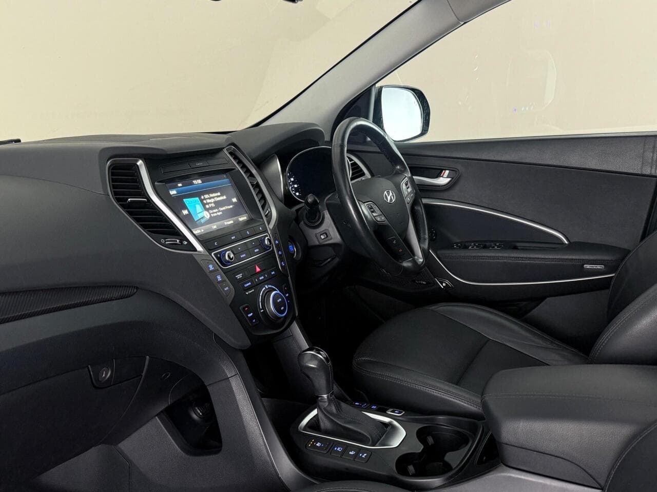 Hyundai Santa Fe thumbnail Interior Front