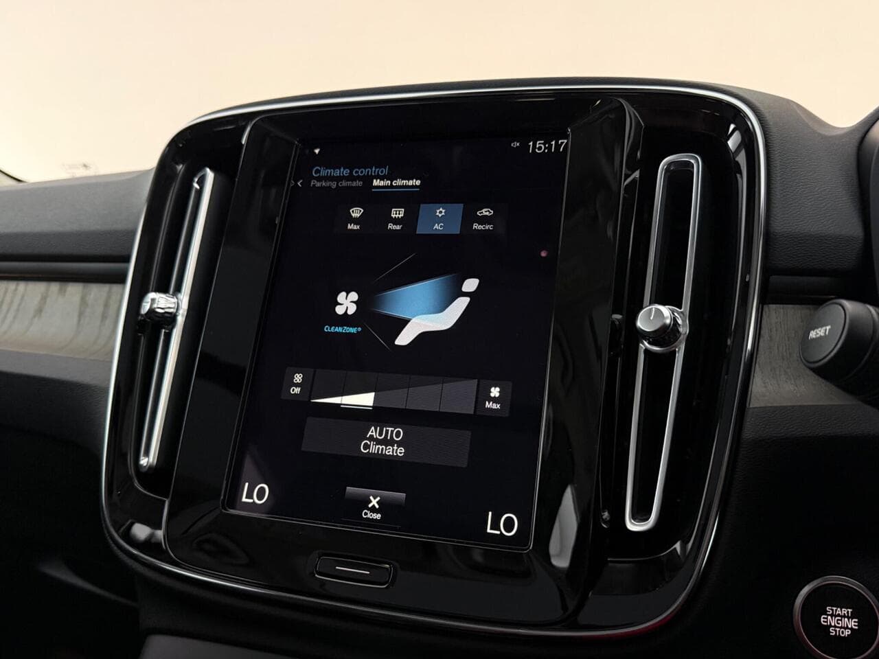 Volvo XC40 thumbnail Infotainment System