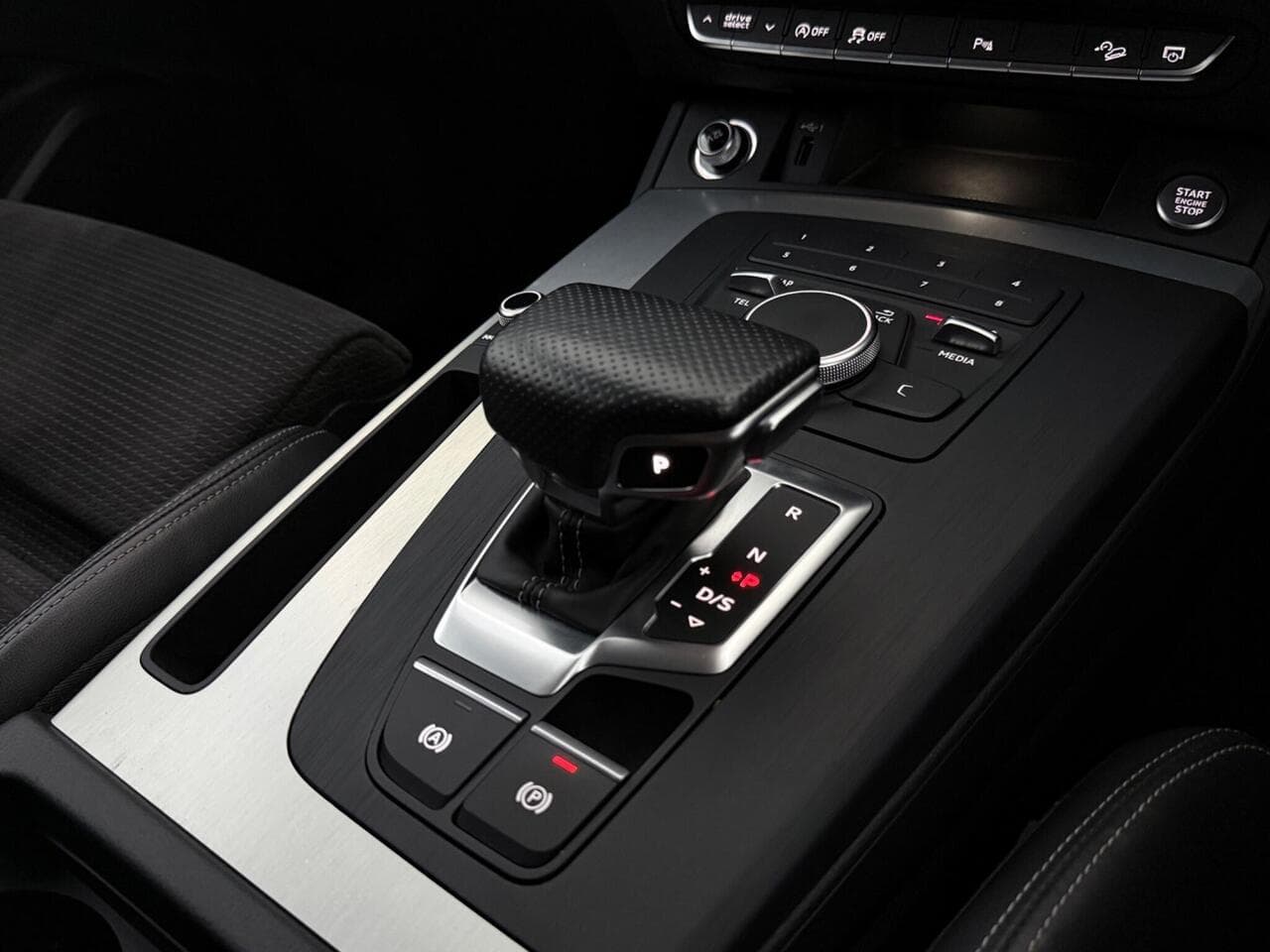 Audi Q5 thumbnail Interior Front