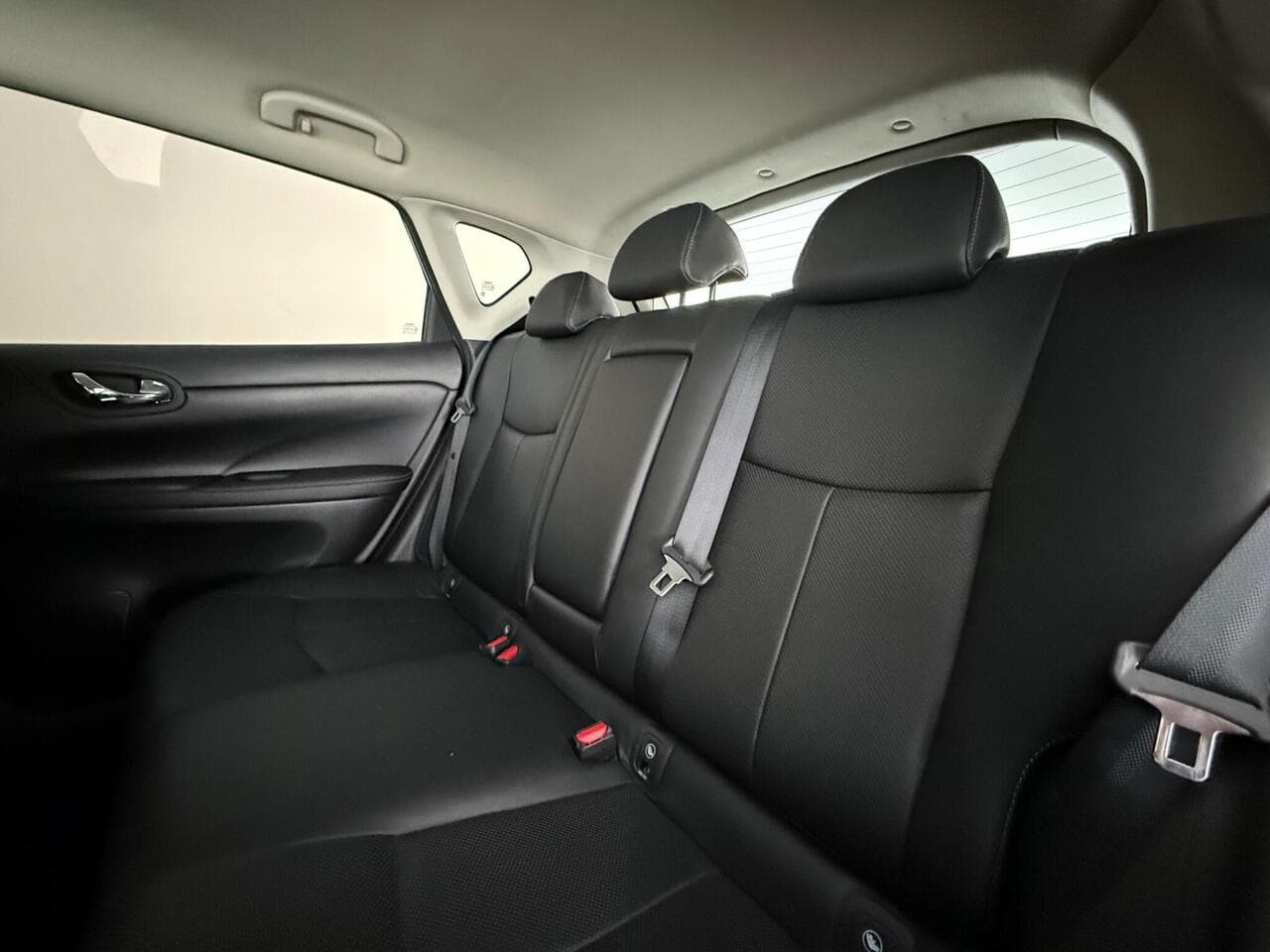 Nissan Pulsar thumbnail Seats Rear