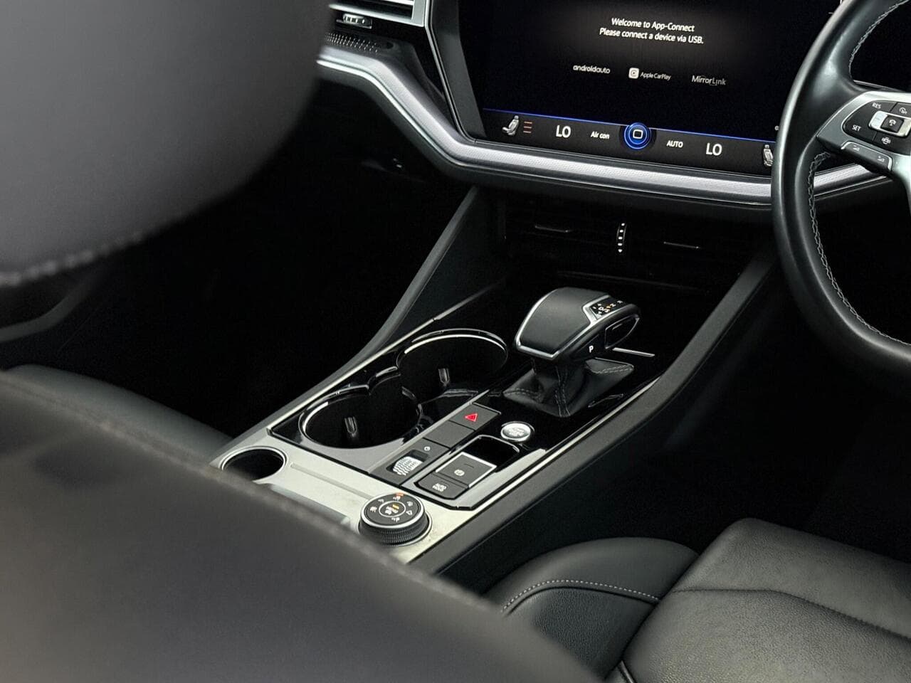 Volkswagen Touareg thumbnail Interior Front