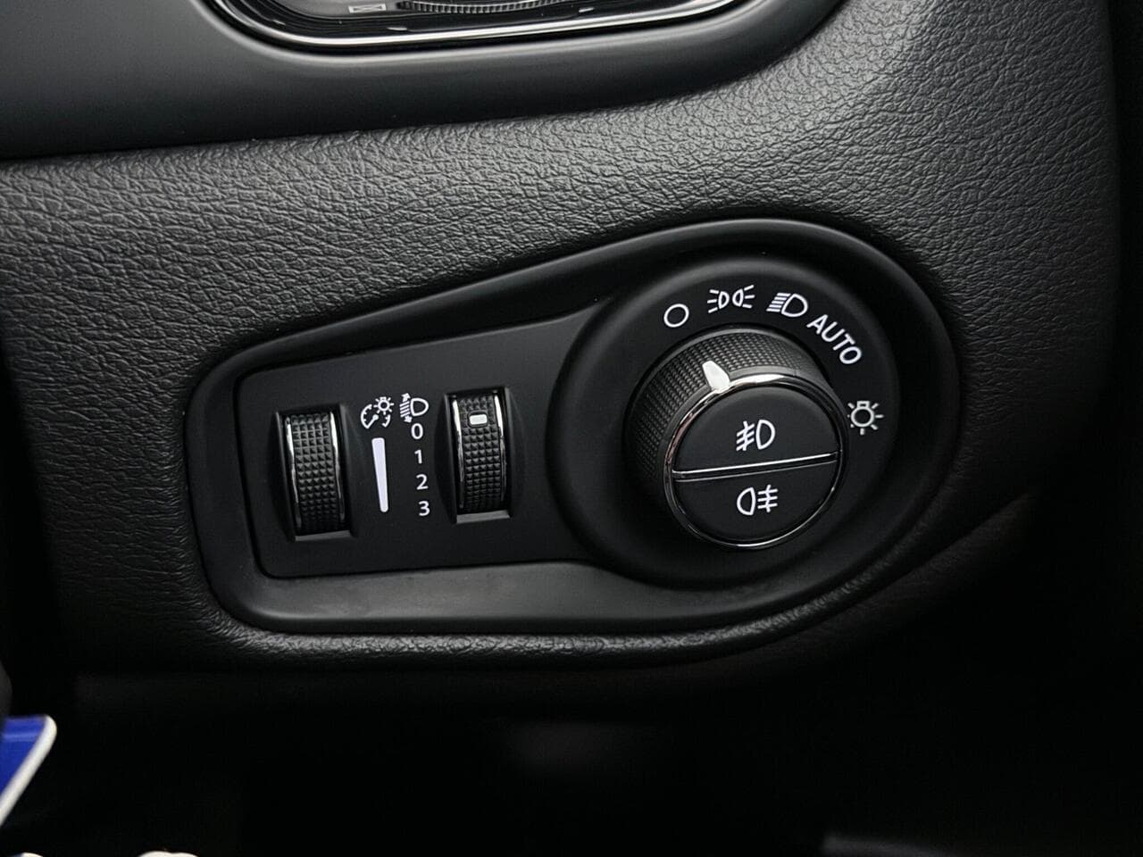Jeep Renegade thumbnail Misc Controls