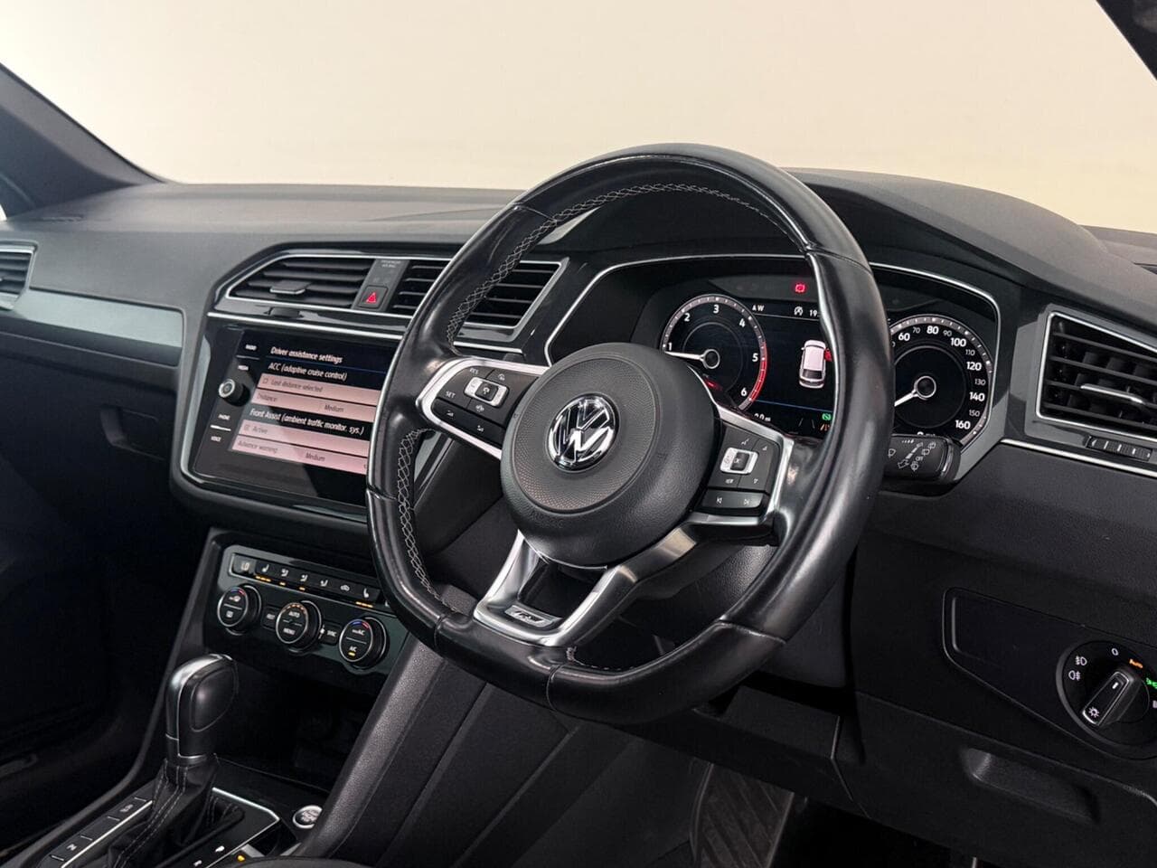 Volkswagen Tiguan thumbnail Steering Wheel