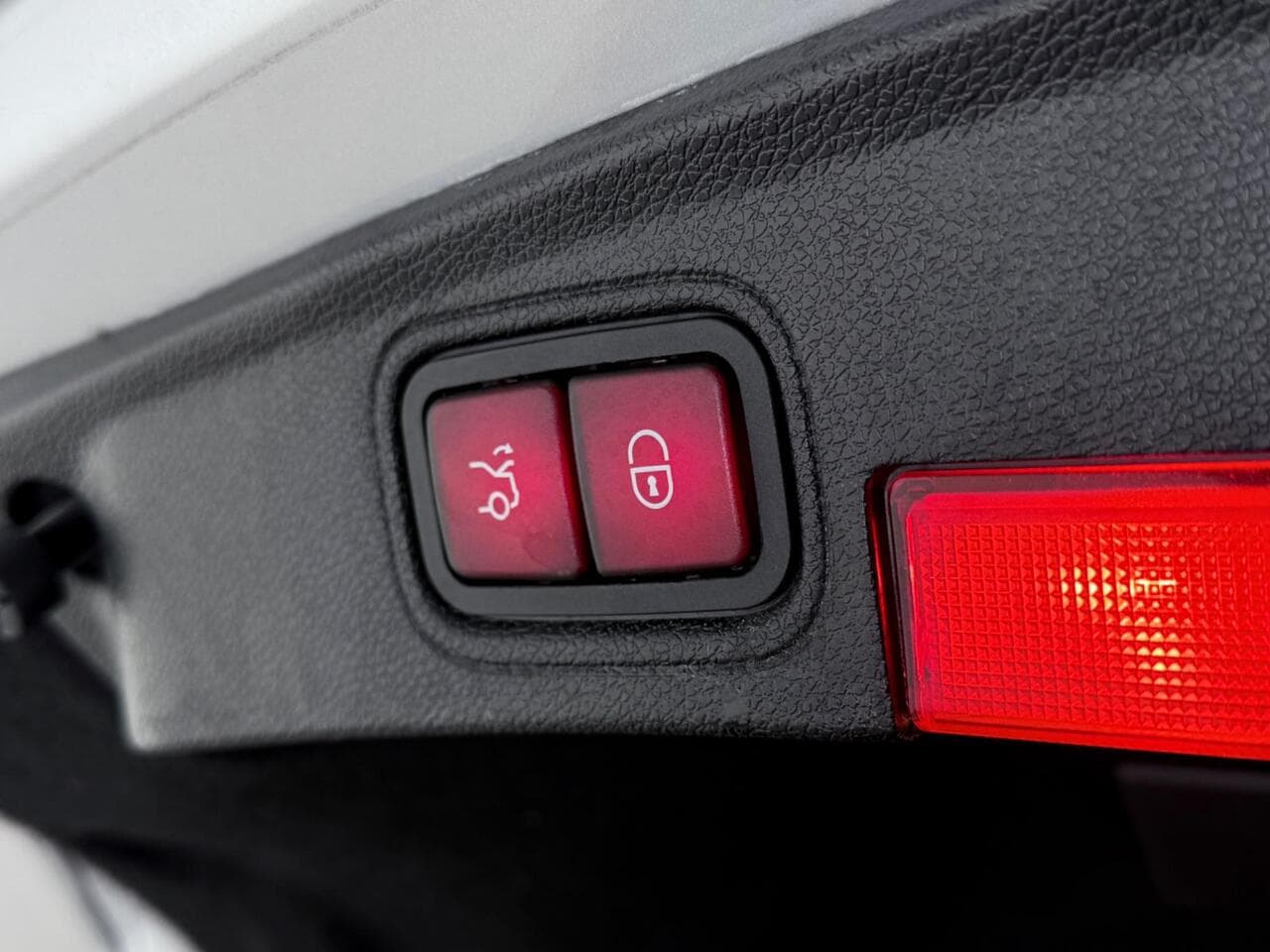 Mercedes-Benz C Class thumbnail Misc Controls