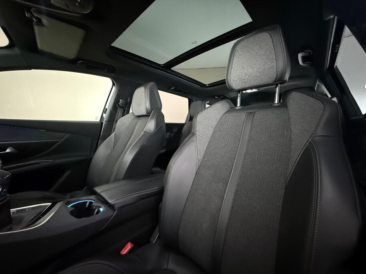 Peugeot 5008 thumbnail Seat Front Passenger