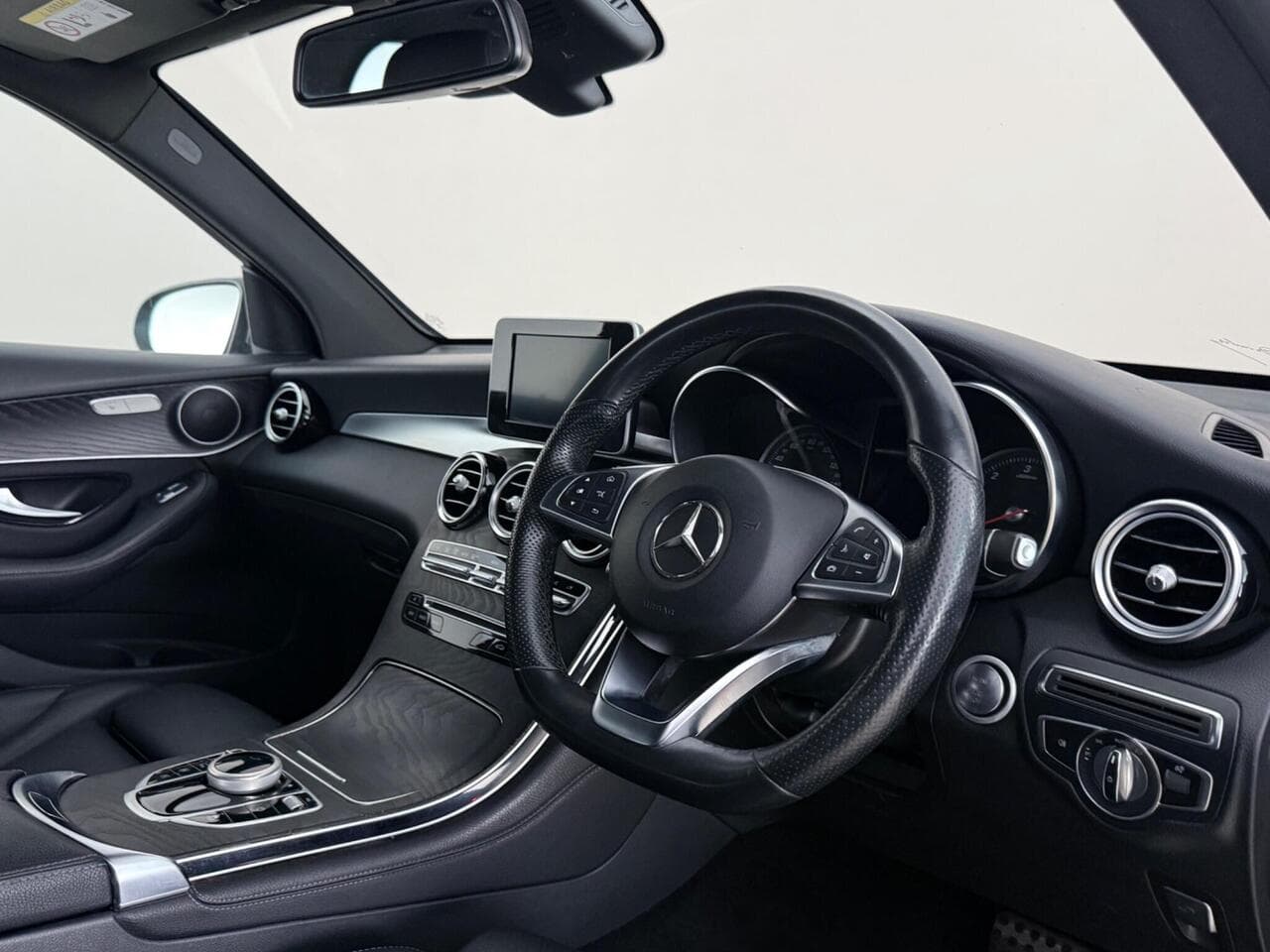Mercedes-Benz GLC thumbnail Interior Front