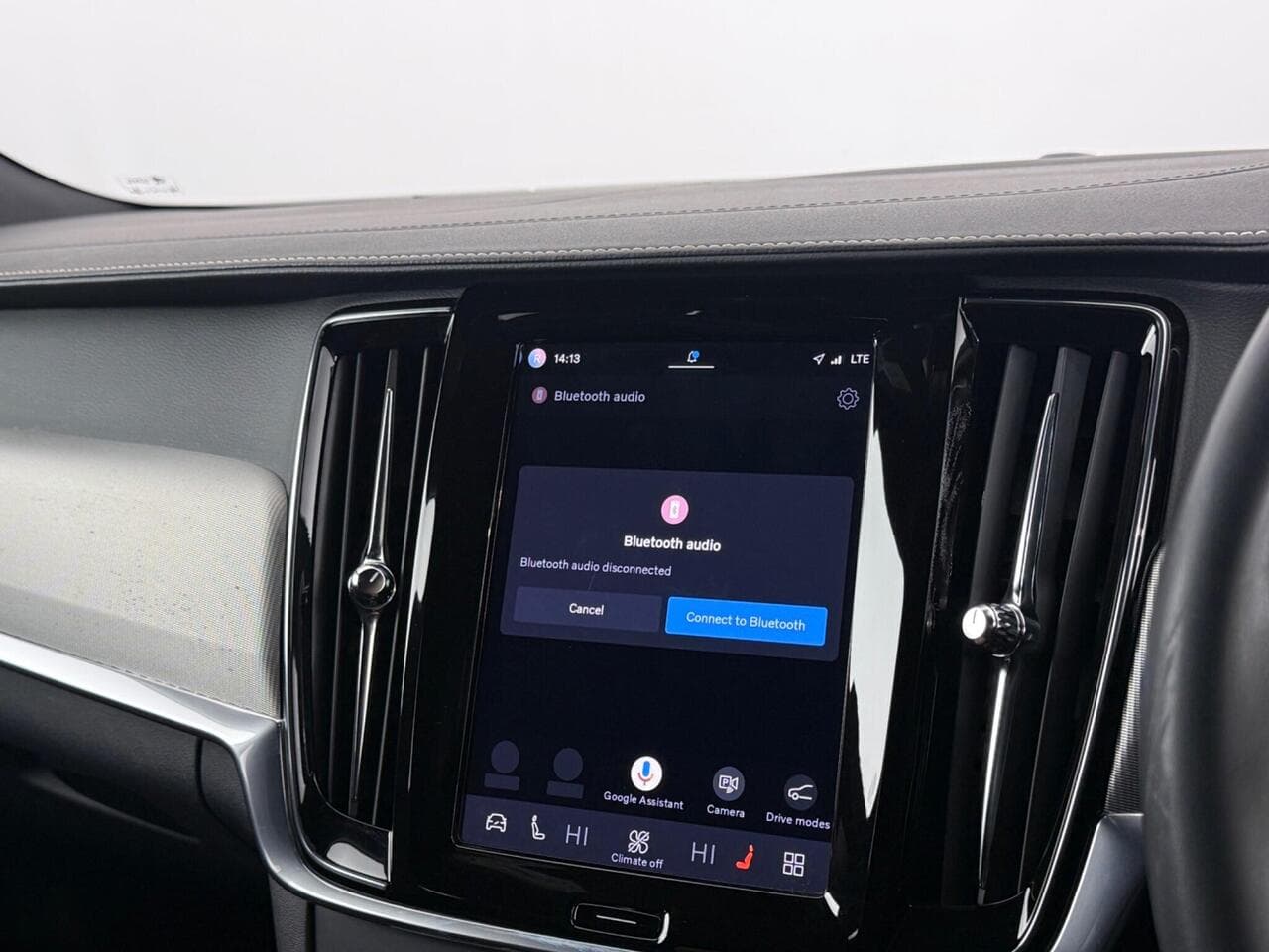 Volvo V90 thumbnail Infotainment System