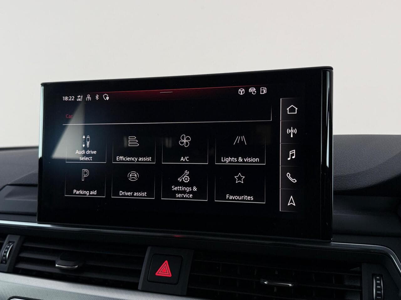 Audi A4 Avant thumbnail Infotainment System