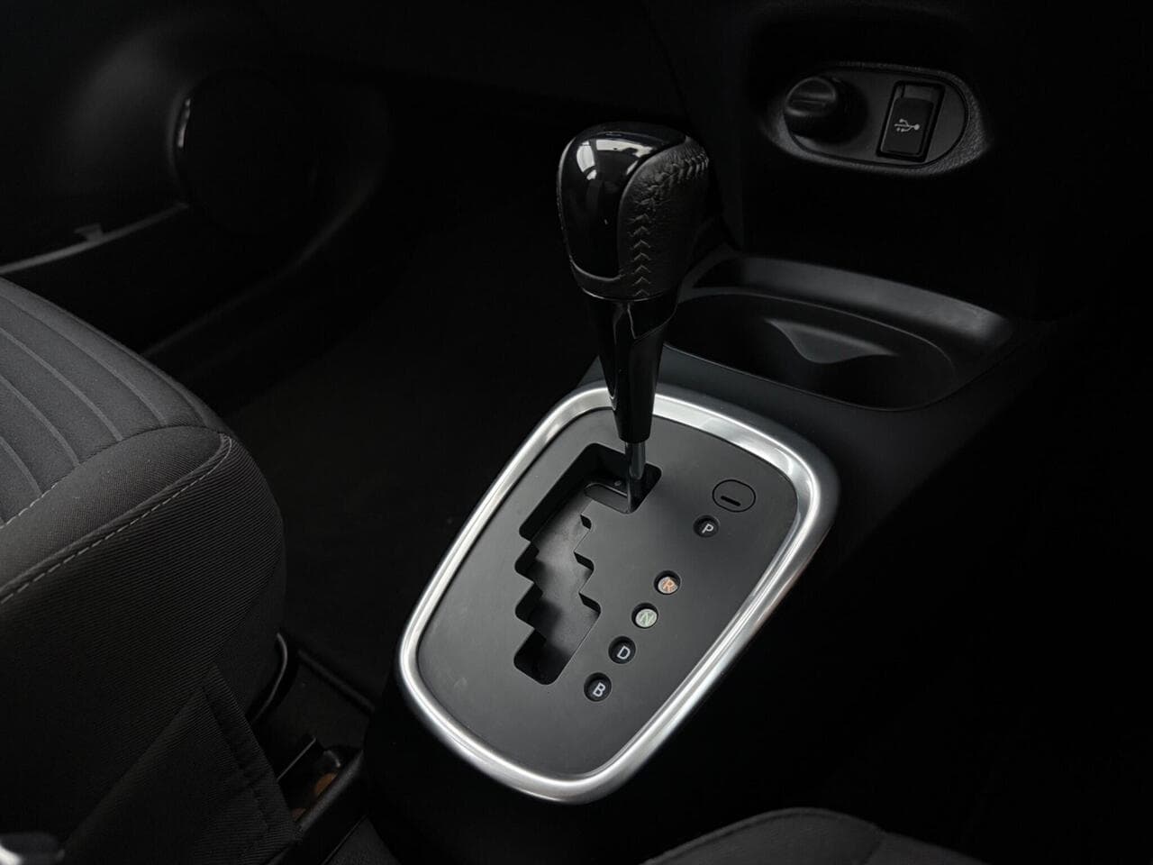 Toyota Yaris thumbnail Interior Front