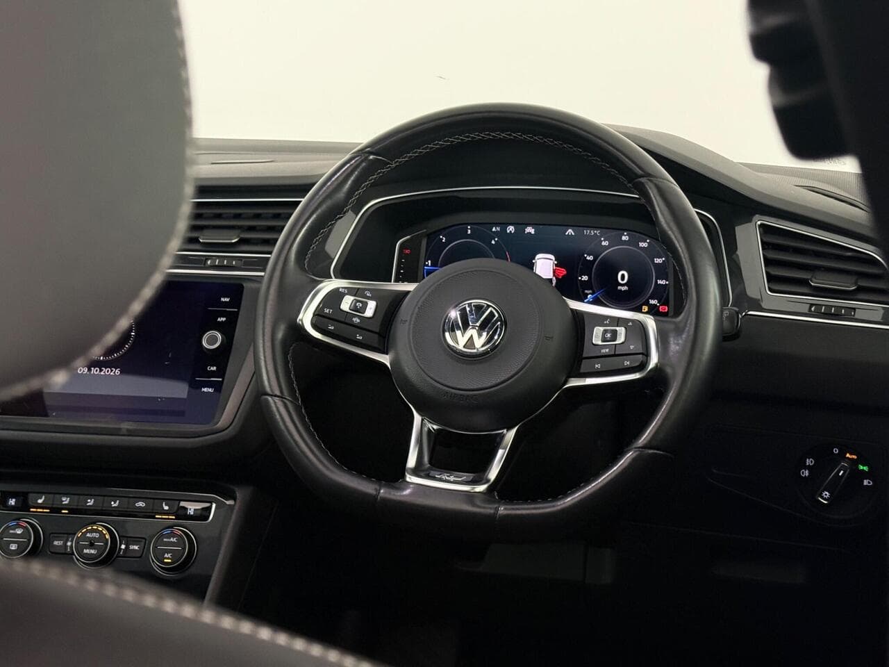 Volkswagen Tiguan thumbnail Steering Wheel