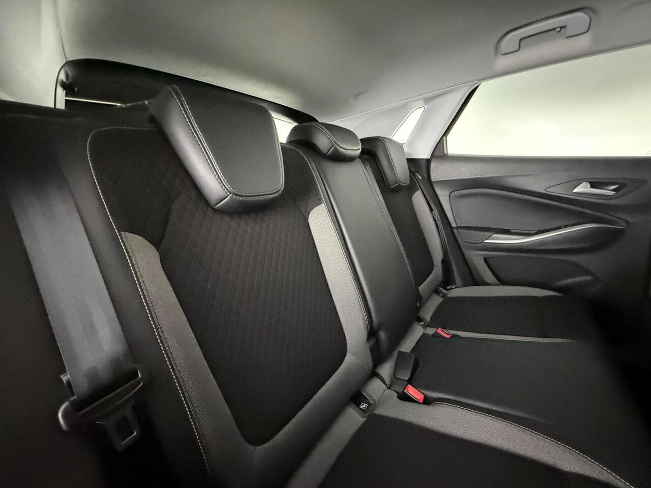 Vauxhall Grandland thumbnail Seats Rear
