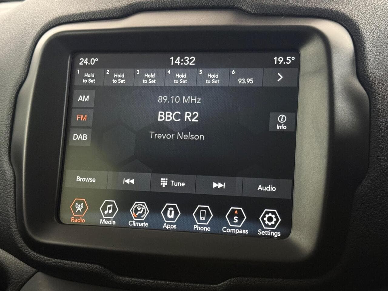 Jeep Renegade thumbnail Infotainment System