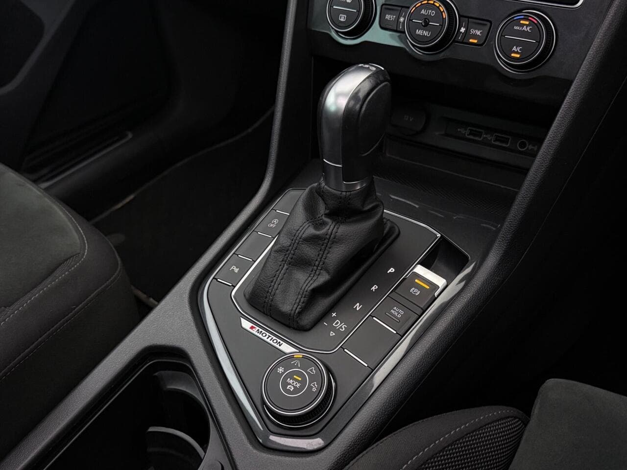 Volkswagen Tiguan thumbnail Interior Front