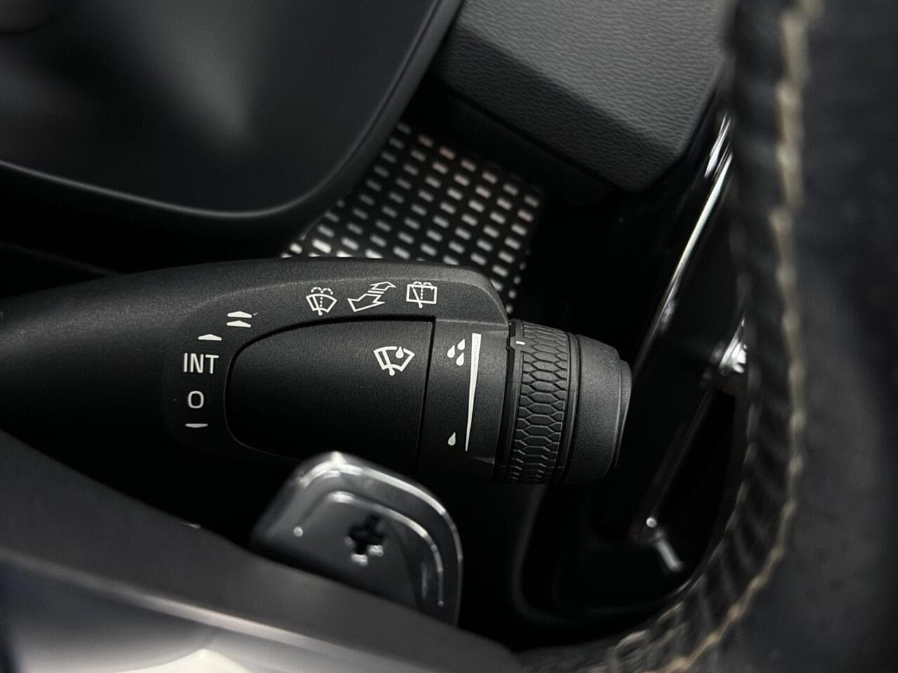 Volvo XC40 thumbnail Misc Controls