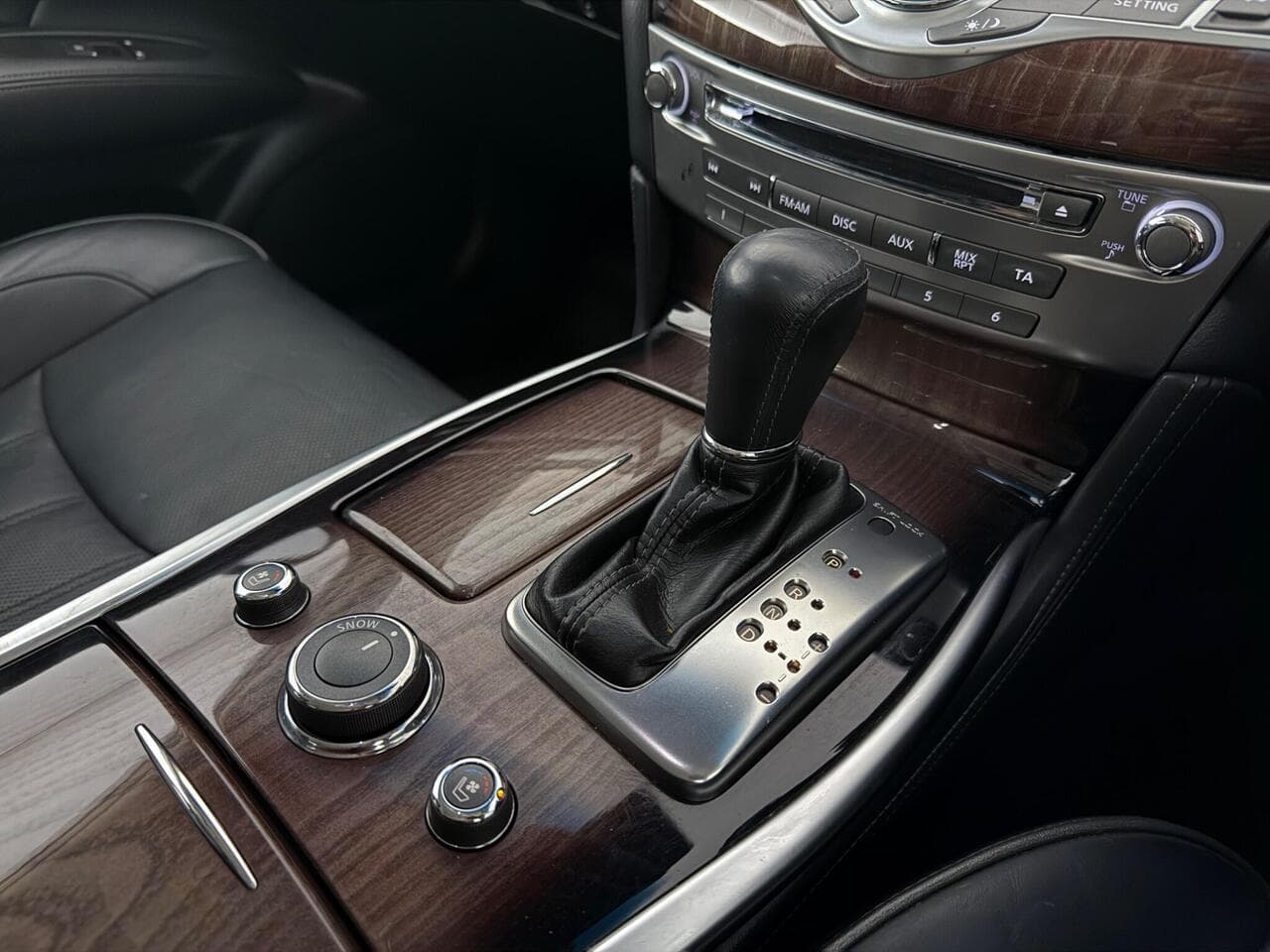 Infiniti Q70 thumbnail Interior Front