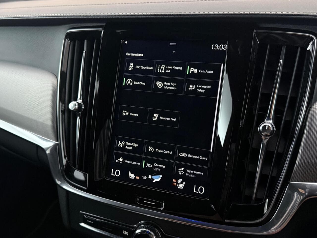 Volvo S90 thumbnail Infotainment System