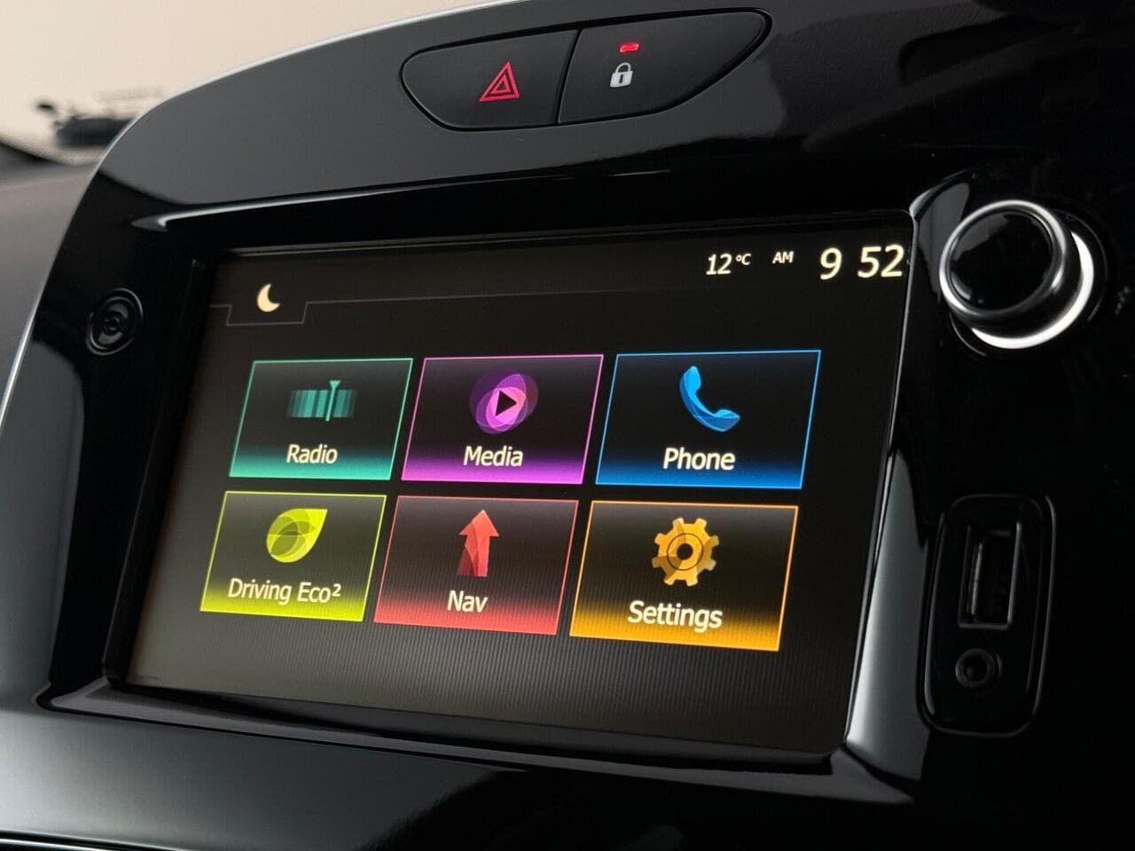 Renault Clio thumbnail Infotainment System