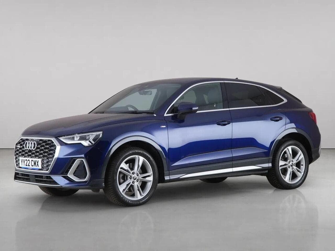 Audi Q3 thumbnail Front Left