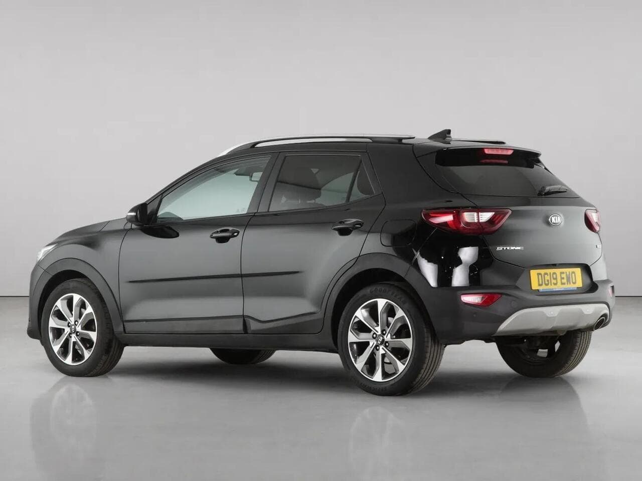Kia Stonic thumbnail Rear Left