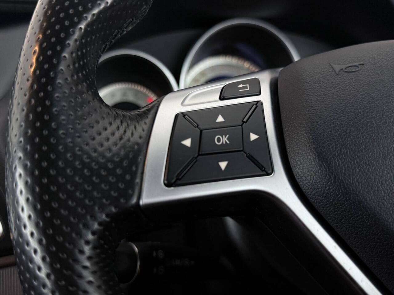 Mercedes-Benz E Class thumbnail Misc Controls