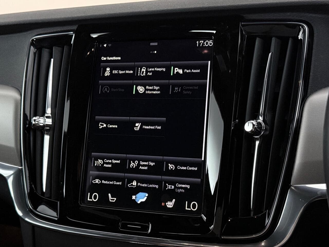 Volvo V90 thumbnail Infotainment System