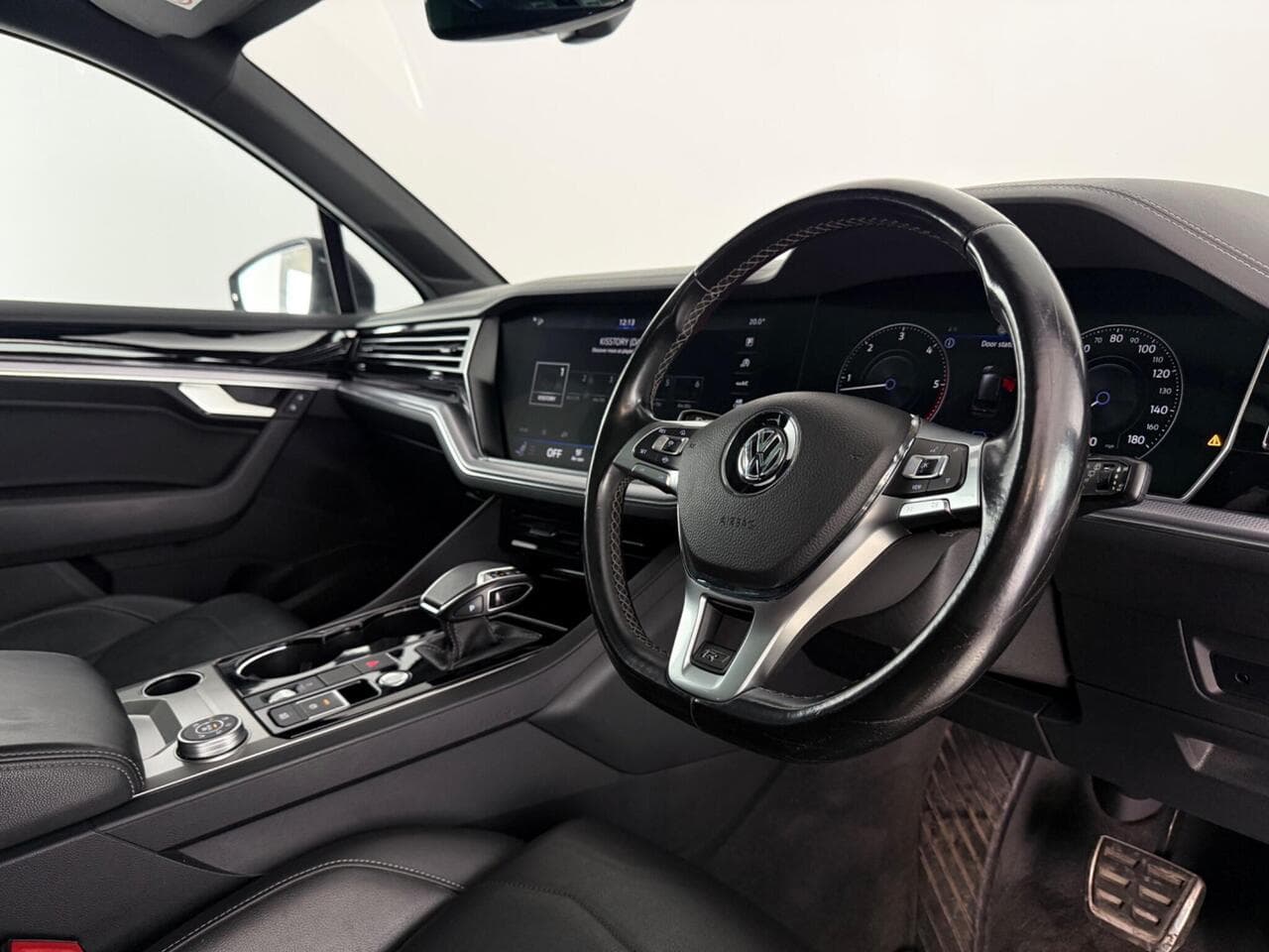 Volkswagen Touareg thumbnail Interior Front
