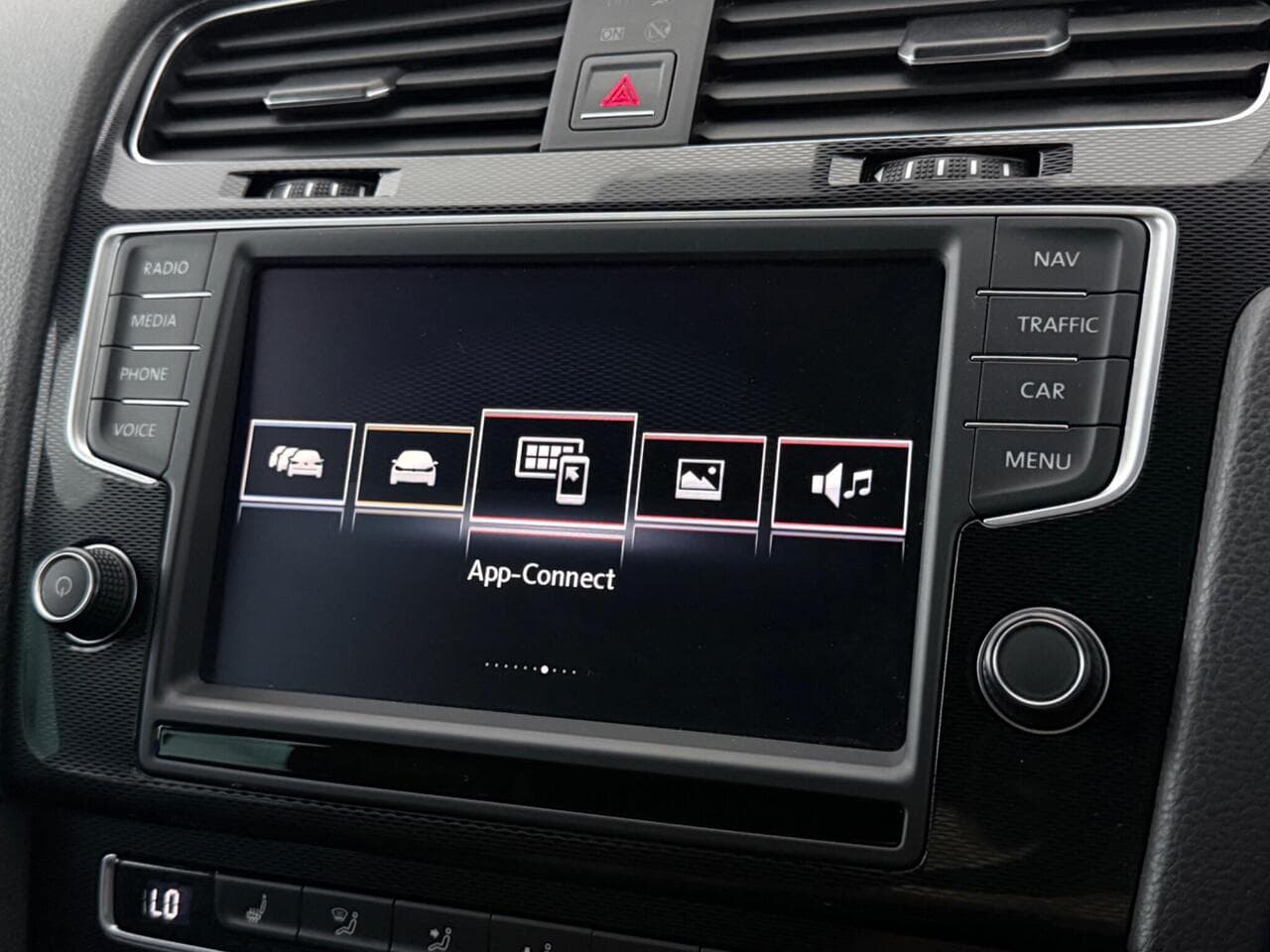 Volkswagen Golf thumbnail Infotainment System