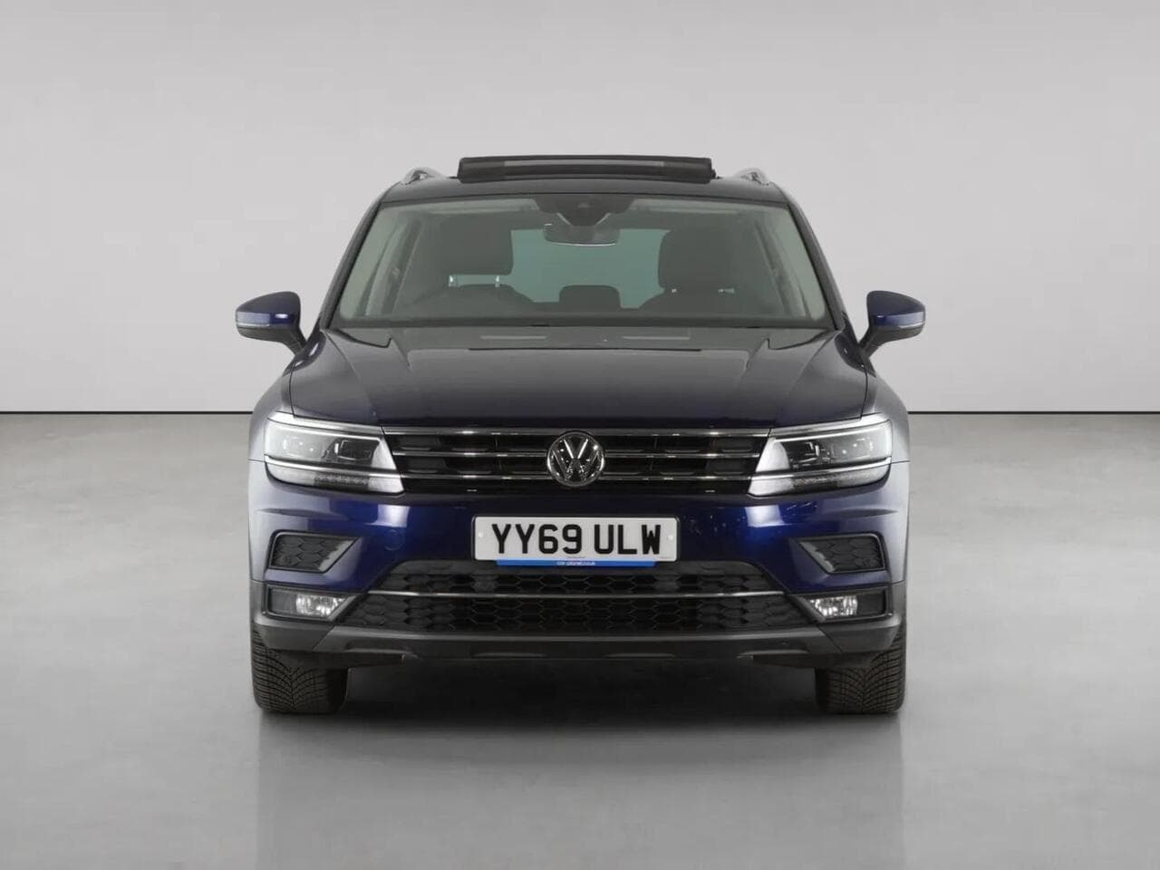 Volkswagen Tiguan thumbnail Front