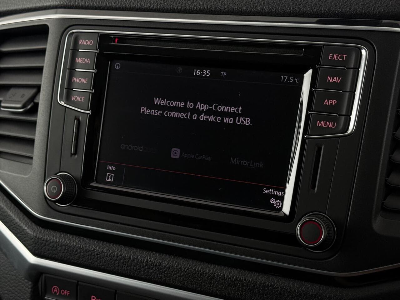 Volkswagen Amarok thumbnail Infotainment System