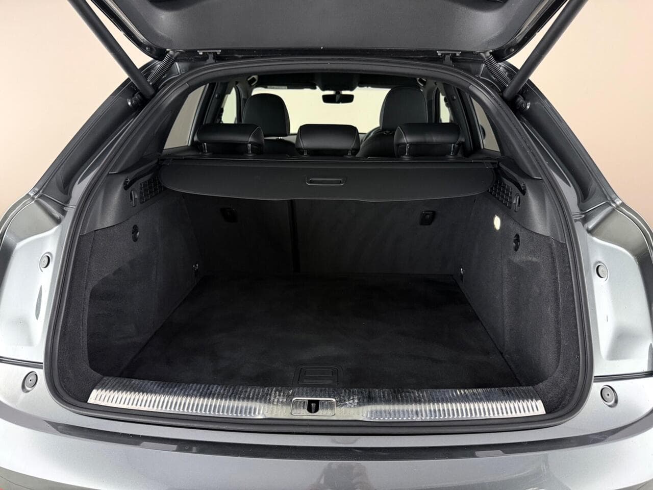 Audi Q3 thumbnail Boot