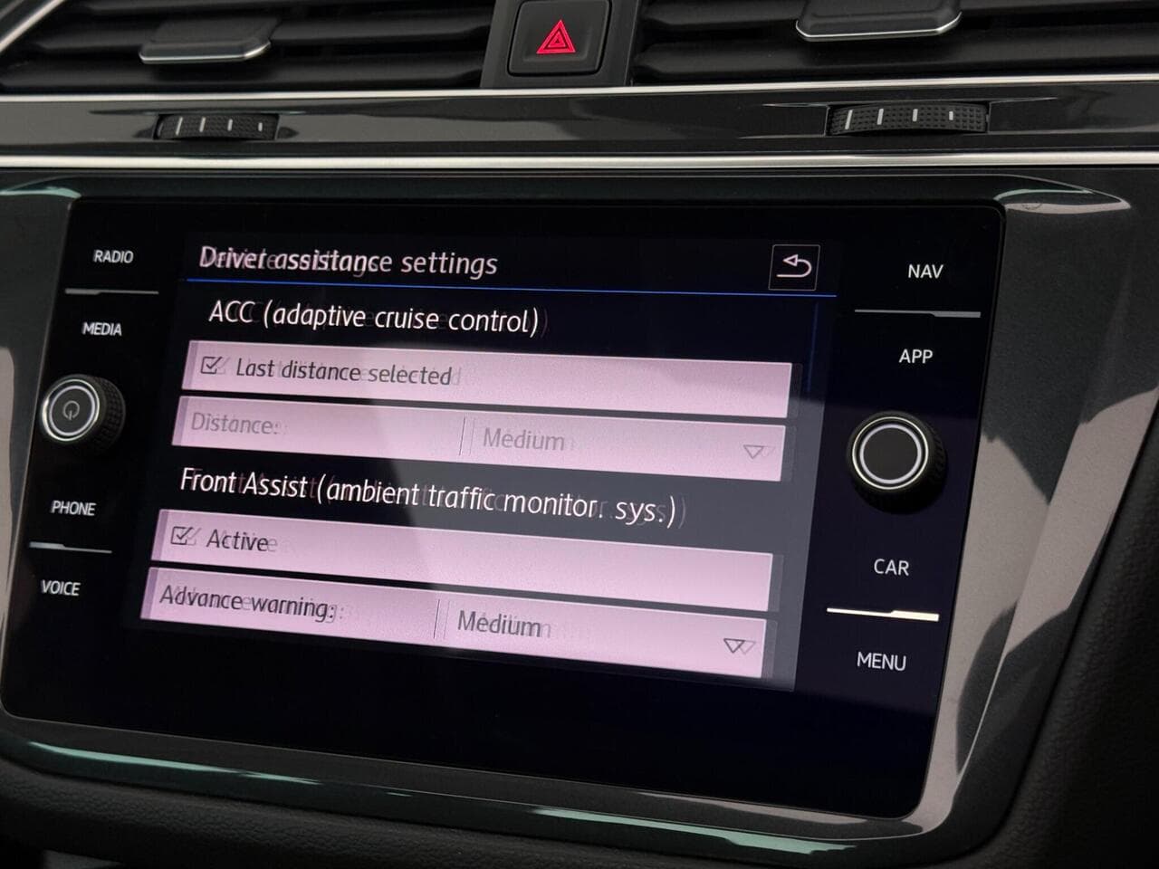 Volkswagen Tiguan thumbnail Infotainment System