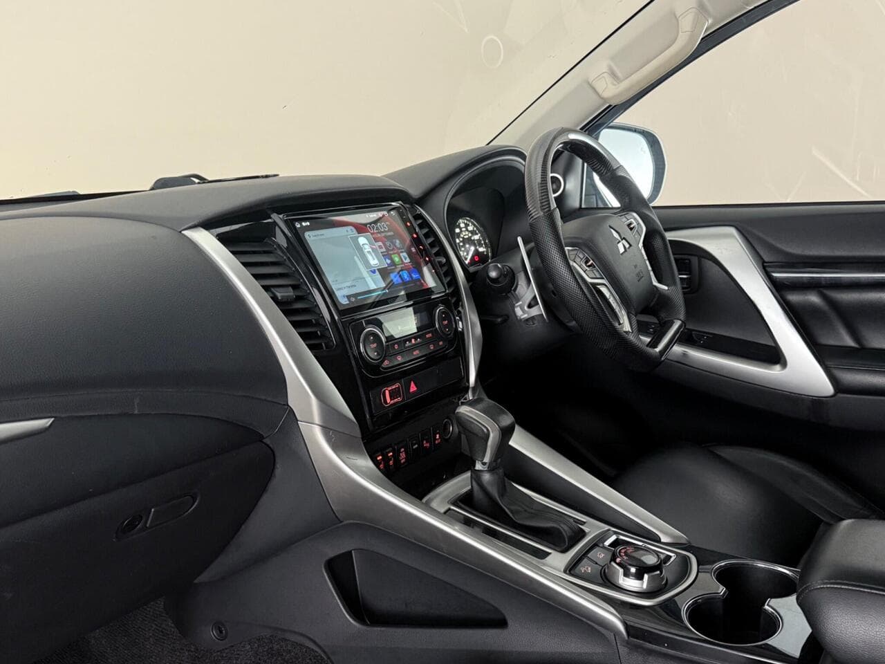 Mitsubishi Shogun Sport thumbnail Interior Front