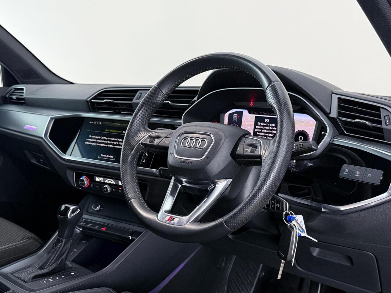 Audi Q3 thumbnail Interior Front