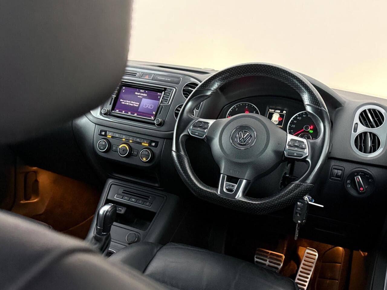 Volkswagen Tiguan thumbnail Interior Front