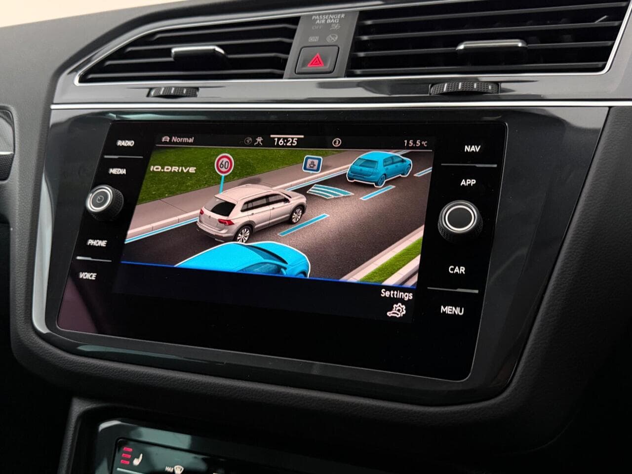 Volkswagen Tiguan thumbnail Infotainment System