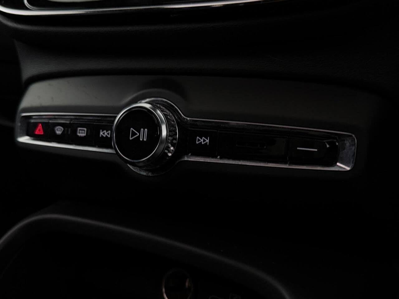 Volvo XC40 thumbnail Misc Controls