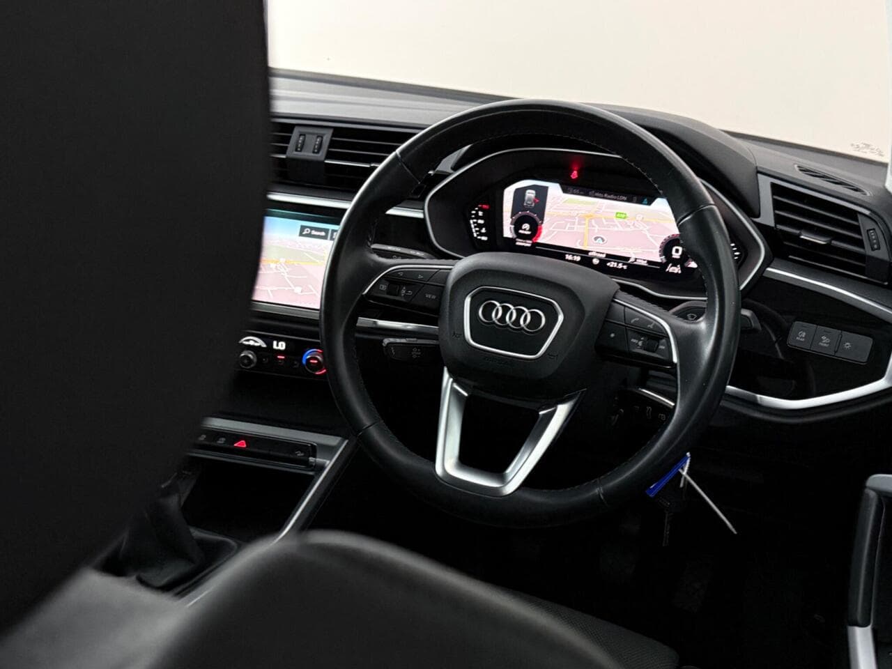 Audi Q3 thumbnail Steering Wheel
