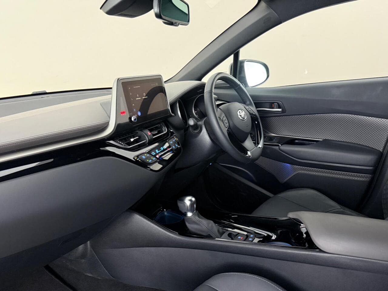 Toyota C-HR thumbnail Interior Front