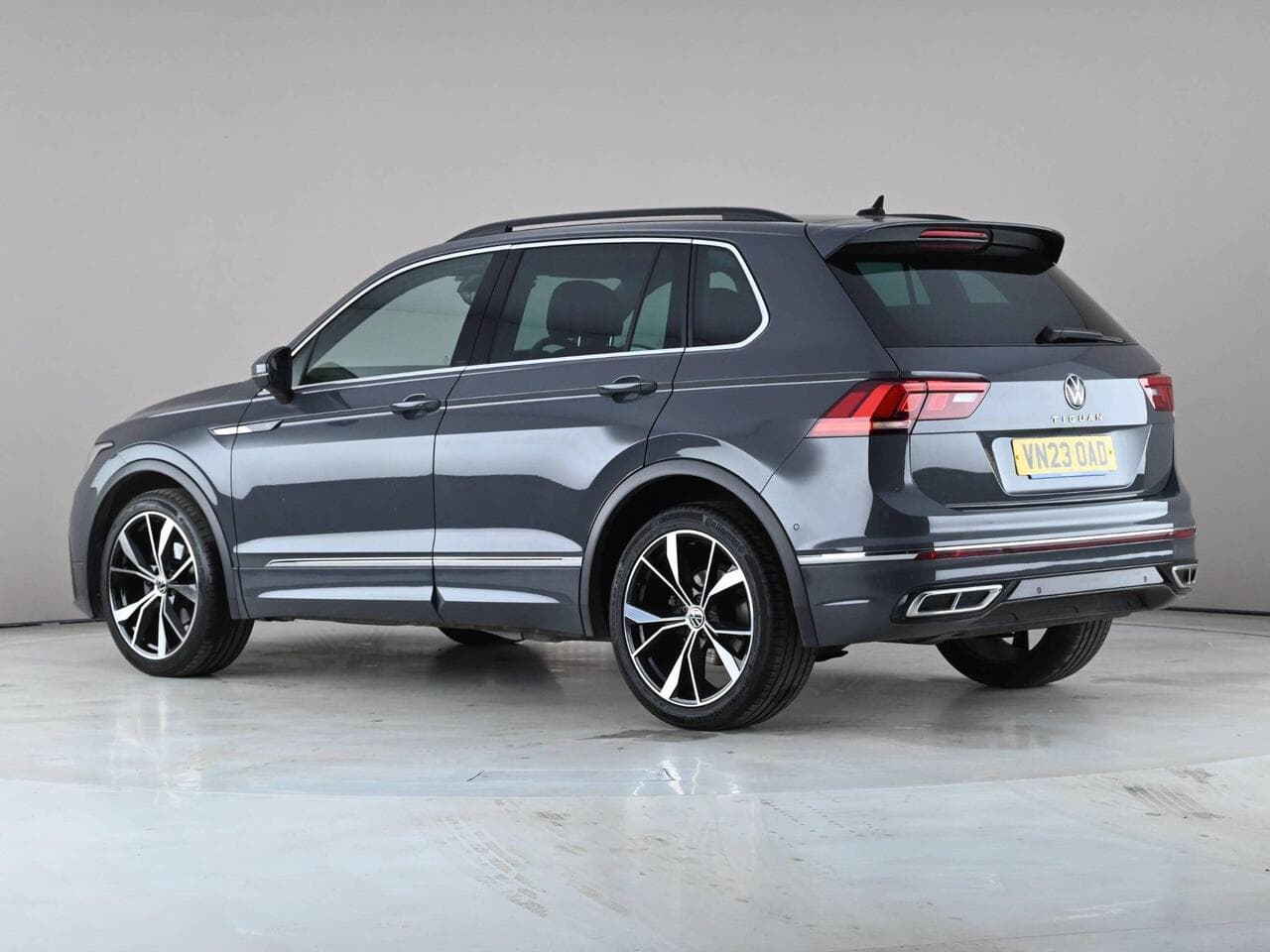 Volkswagen Tiguan thumbnail Side Left