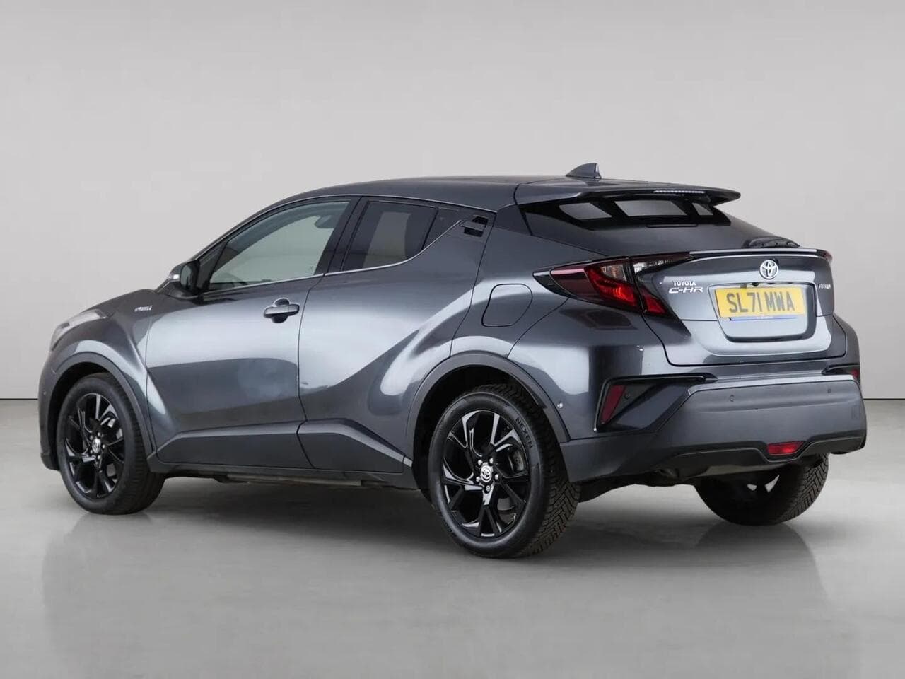 Toyota C-HR thumbnail Rear Left