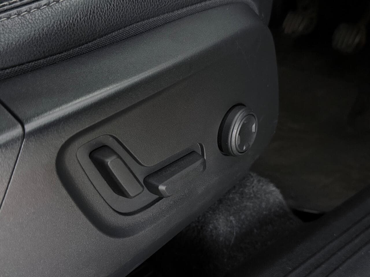 Volvo XC40 thumbnail Misc Controls