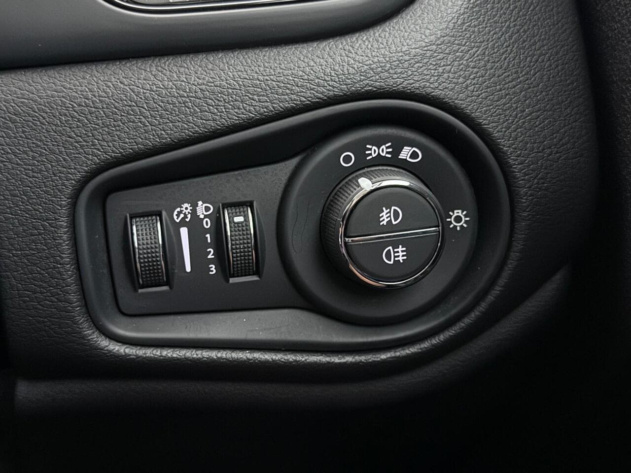 Jeep Renegade thumbnail Misc Controls