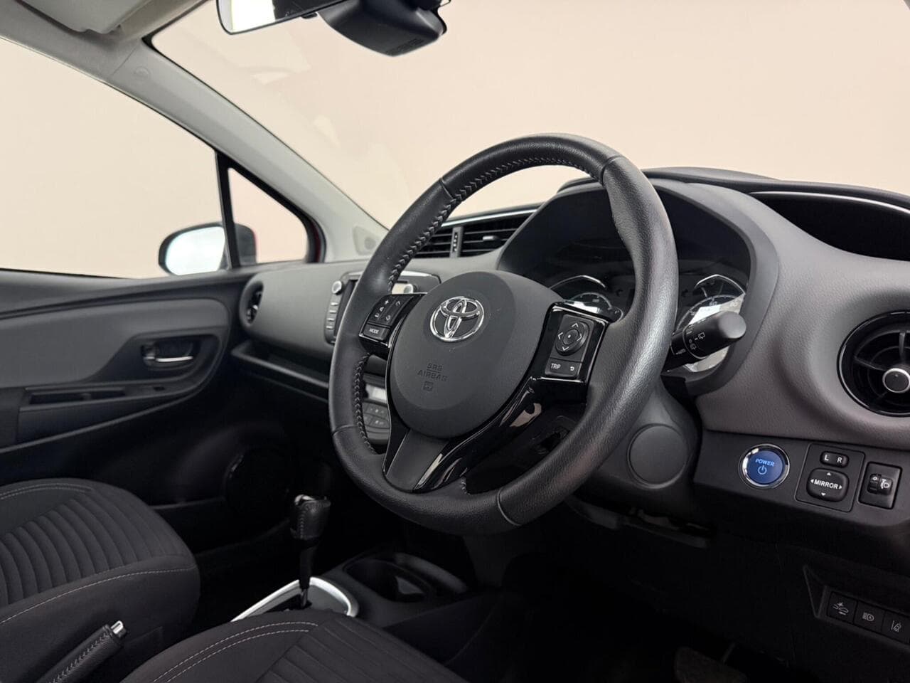 Toyota Yaris thumbnail Interior Front