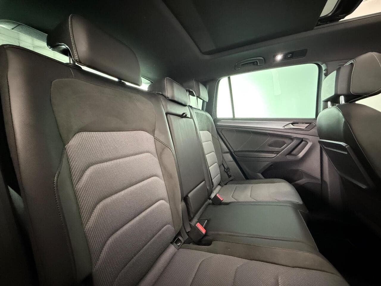 Volkswagen Tiguan thumbnail Seats Rear