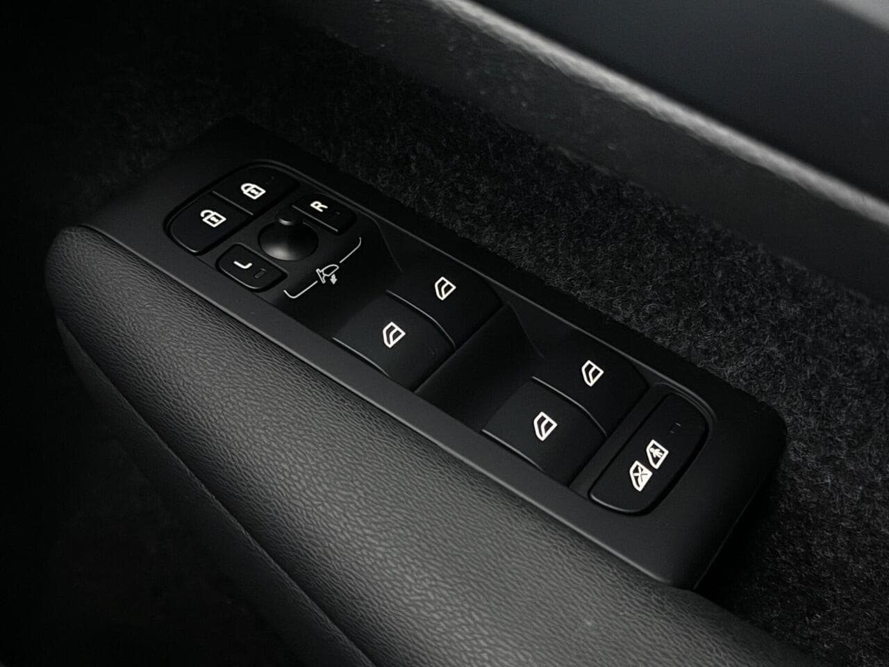 Volvo XC40 thumbnail Misc Controls